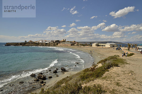 Blick über den Strand Playa Grande auf die Stadt Tabarca  Insel Tabarca  Isla de Tabarca  Costa Blanca  Spanien  Europa