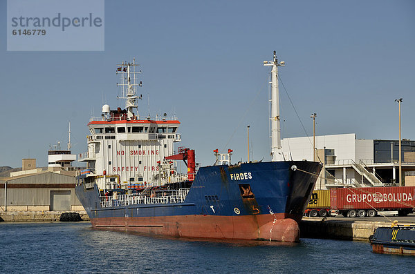 Frachtschiff im Hafen von Alicante  Costa Blanca  Spanien  Europa