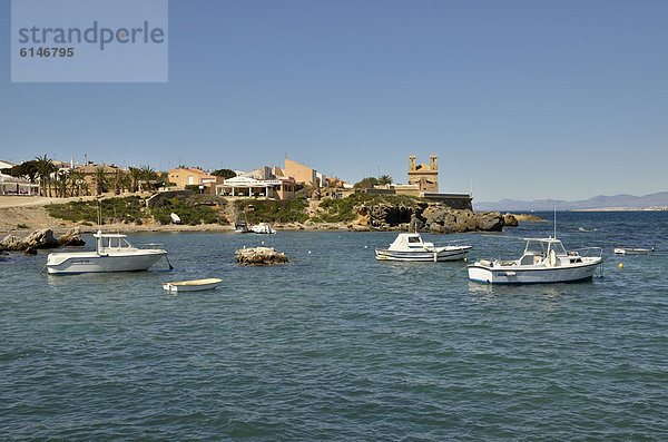 Boote im Hafen der Insel Tabarca  hinten die Kirche Iglesia de San Pedro  Isla de Tabarca  Costa Blanca  Spanien  Europa