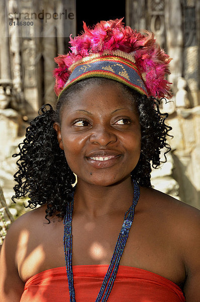 Eine der Frauen von König Fon Abumbi II. in traditioneller Tracht  Palast von Bafut  eines der traditionellen Königreiche Kameruns  bei Bamenda  Nordwest-Kamerun  Zentralafrika  Afrika