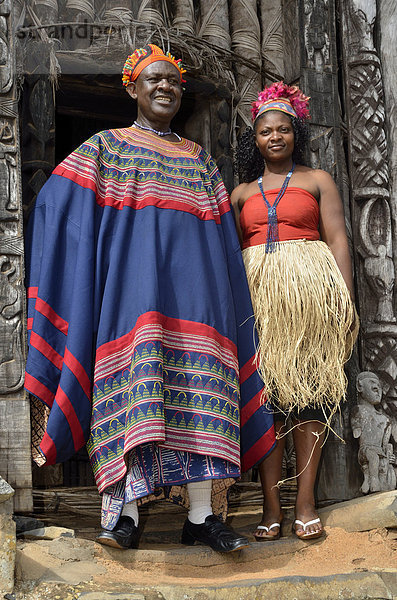 König Fon Abumbi II. mit einer seiner Lieblingsfrauen vor dem zentralen Achum-Heiligtum an seinem Herrschersitz  dem Palast von Bafut  eines der traditionellen Königreiche Kameruns  bei Bamenda  Nordwest-Kamerun  Zentralafrika  Afrika