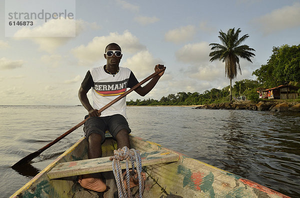 Einheimischer mit Deutschland-T-Shirt auf einem Boot  Ausflug zum LobÈ-Wasserfall  bei Kribi  Kamerun  Zentralafrika  Afrika