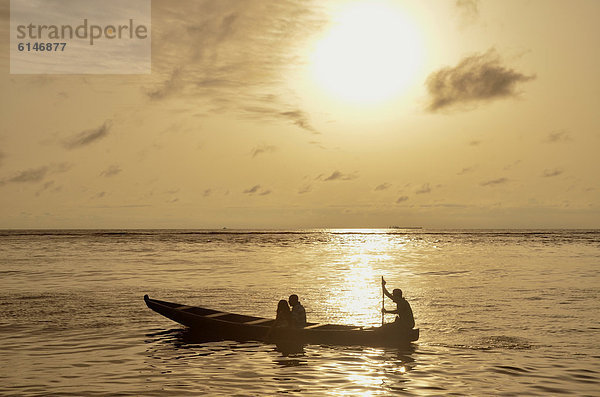 Ausflugsboot im Sonnenuntergang  bei Kribi  Kamerun  Zentralafrika  Afrika