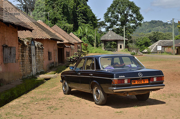 Auto  Mercedes Benz 200  von König Fon Abumby II. vor seinem Herrschersitz  dem Palast von Bafut  eines der traditionellen Königreiche Kameruns  bei Bamenda  Nordwest-Kamerun  Zentralafrika  Afrika