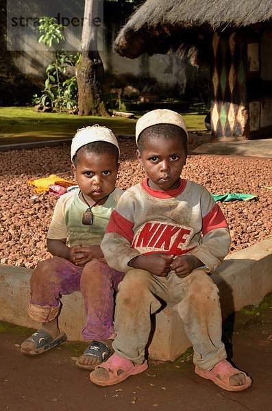 Zwei Jungen im Dorf Idool  bei NgaoundÈrÈ  Kamerun  Zentralafrika  Afrika