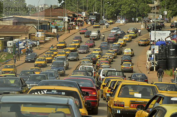 Stehender Verkehr in YaoundÈ  Hauptstadt von Kamerun  Zentralafrika  Afrika