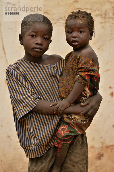 Kinder im Dorf Koum  Kamerun  Zentralafrika  Afrika