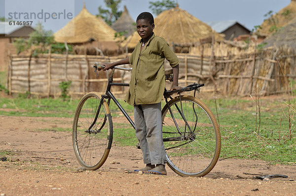 Junge mit Fahrrad bei Garoua  Kamerun  Zentralafrika  Afrika