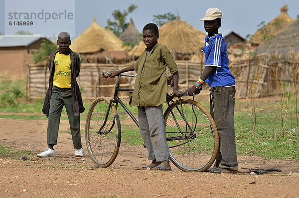 Jungen mit Fahrrad bei Garoua  Kamerun  Zentralafrika  Afrika