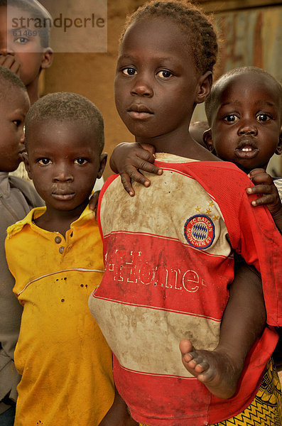 Kind mit FC Bayern-Trikot im Dorf Tourou  Kamerun  Zentralafrika  Afrika