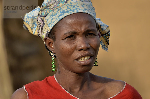 Eine der 50 Frauen von Mozogo Daouka  98  Chief des Dorfs Oudjilla  bei Mora  Kamerun  Zentralafrika  Afrika