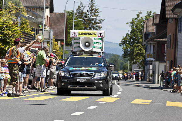 'Begleit- und Sicherheitsfahrzeug mit der Aufschrift ''Achtung Radrennen'' bei der Schlussetappe der Tour de Suisse 2012 von Näfels nach Sörenberg  Schweiz  Europa'