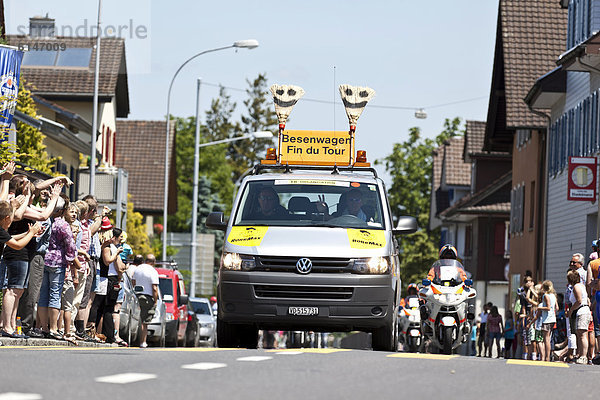 Der Besenwagen  das Abschlussfahrzeug bei der Schlussetappe der Tour de Suisse 2012 von Näfels nach Sörenberg  Schweiz  Europa