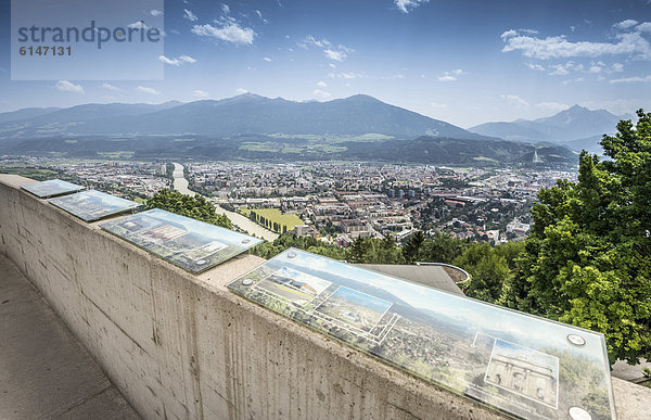 Blick über die Stadt Innsbruck mit Infotafeln  Aussichtsplatform der Hungerburgbahn  erbaut von Stararchitektin Zaha Hadid  Innsbruck  Tirol  Österreich  Europa  ÖffentlicherGrund