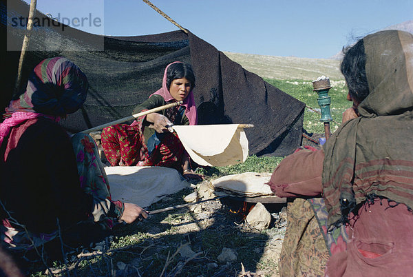 Frau  Brot  Produktion  camping  Naher Osten  Iran