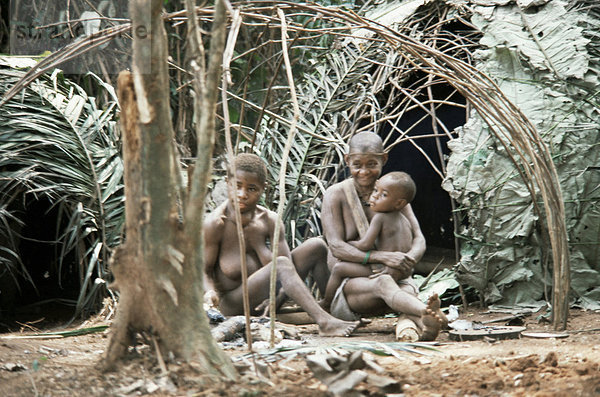 Außenaufnahme  Hütte  Frau  Afrika