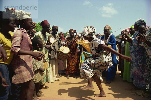 Westafrika  Frau  tanzen  Dorf  Schwangerschaft  Afrika  Burkina Faso  Fruchtbarkeit