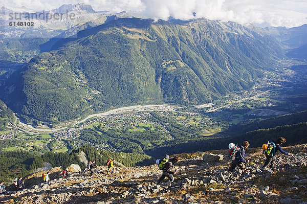 Wanderer über dem Tal von Chamonix Mont Blanc-Massiv  französische Alpen  Frankreich  Europa