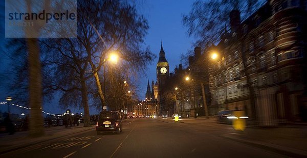 entfernt  Europa  Großbritannien  Gebäude  London  Hauptstadt  Parlamentsgebäude  groß  großes  großer  große  großen  nähern  Taxi  Big Ben  Abenddämmerung  England