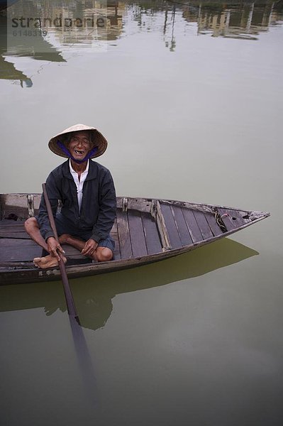 Mann  warten  Fluss  Fähre  Passagier  Lagerfeuer  Südostasien  Vietnam  Asien  Hoi An  alt