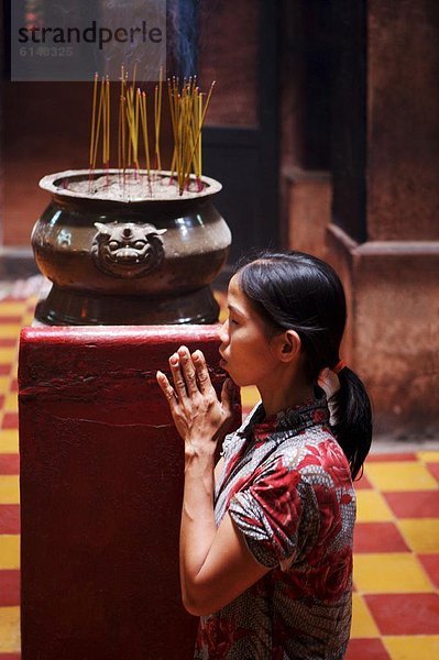 Frau  Gebet  Meditation  fünfstöckig  Buddhismus  Südostasien  Vietnam  Asien