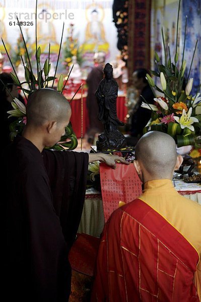 fünfstöckig  Buddhismus  Südostasien  Vietnam  Mönch  Asien  Gebet