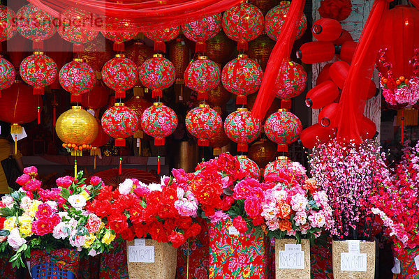 Blumen- und Lampion-Stand  Vorbereitung für das chinesische Neujahrsfest  Chinatown  Kuala Lumpur  Malaysia  Südostasien  Asien