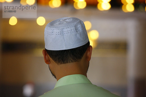 Muslimischer Mann  Rückansicht  Nationalmoschee  Kuala Lumpur  Malaysia  Südostasien  Asien