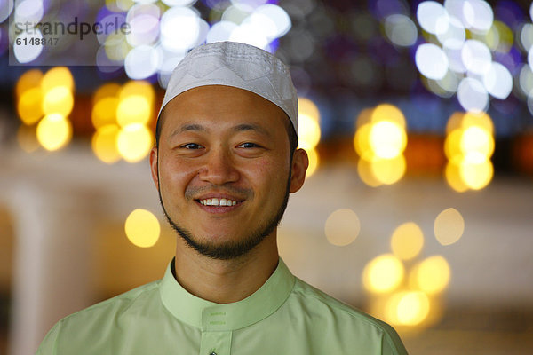 Muslimischer Mann  Portrait  Nationalmoschee  Kuala Lumpur  Malaysia  Südostasien  Asien
