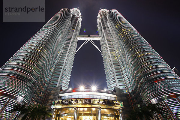 Zwillingstürme der Petronas Towers  Nachtaufnahme  Kuala Lumpur  Malaysia  Südostasien  Asien