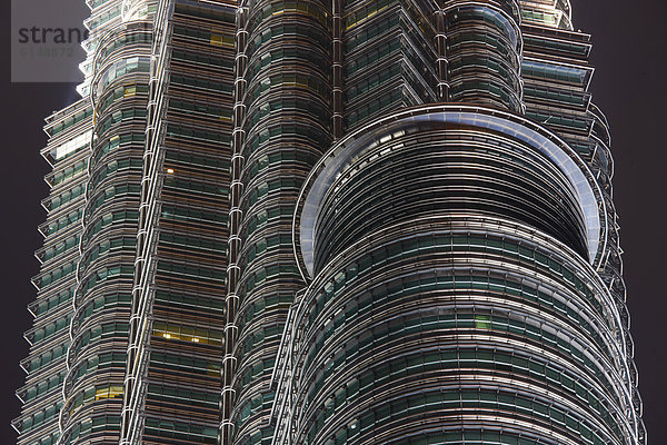 Fassade der Petronas Towers  Nachtaufnahme  Kuala Lumpur  Malaysia  Südostasien  Asien
