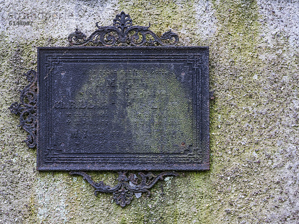 Alte Grabtafel auf historischem Friedhof in Weimar  Thüringen  Deutschland  Europa