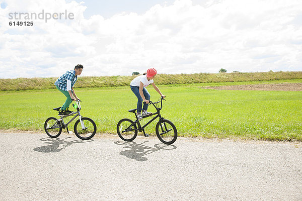 Zwei Kids fahren Fahrrad