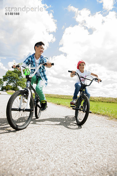 Zwei Kids fahren Fahrrad