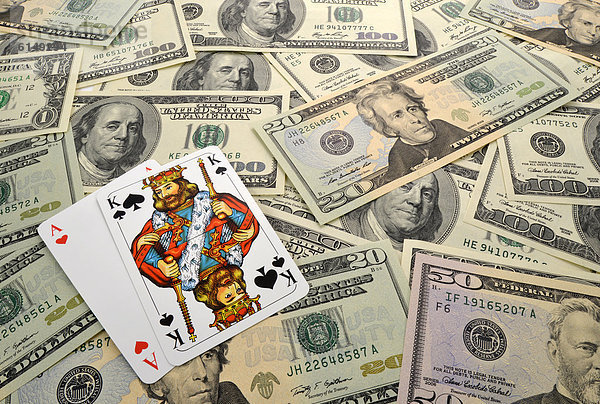 Symbolbild Glücksspiel  Dollarscheine  Spielkarten  Blackjack  Black Jack  21