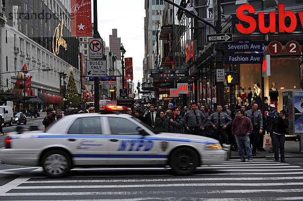 Straßenszene mit Polizeifahrzeug des NYPD  New York Police Department  7th Avenue  Fashion Avenue  Midtown Manhattan  New York City  New York  USA  Vereinigte Staaten von Amerika  Nordamerika
