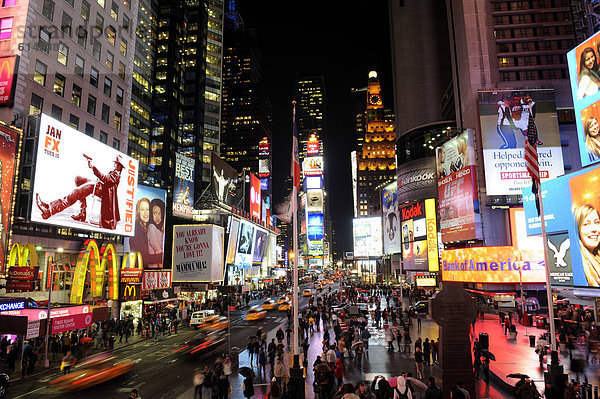 Times Square bei Nacht  Broadway  Midtown Manhattan  New York City  New York  USA  Vereinigte Staaten von Amerika  Nordamerika