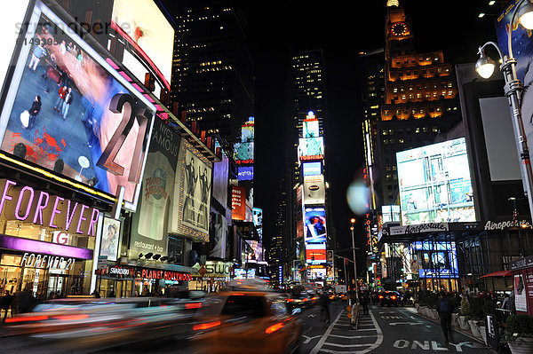Times Square bei Nacht  Broadway  Midtown Manhattan  New York City  New York  USA  Vereinigte Staaten von Amerika  Nordamerika