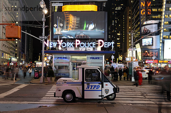 Times Square bei Nacht  New York Police Department  NYPD  Midtown Manhattan  New York City  New York  USA  Vereinigte Staaten von Amerika  Nordamerika