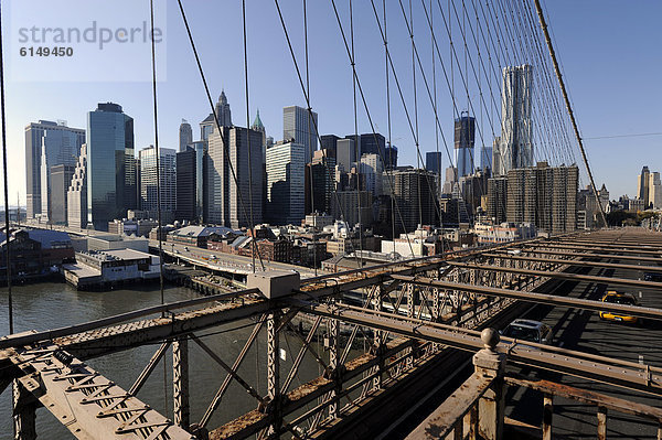 Blick von der Brooklyn Bridge auf den Financial District  Lower Manhattan  New York City  New York  USA  Vereinigte Staaten von Amerika  Nordamerika