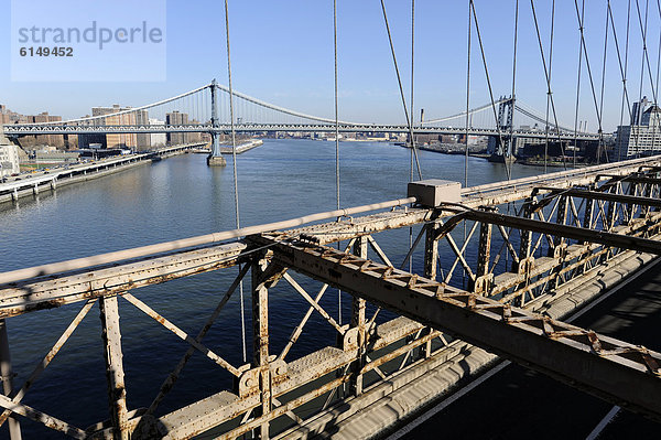 Blick von der Brooklyn Bridge auf die Manhattan Bridge  Manhattan  New York City  New York  USA  Vereinigte Staaten von Amerika  Nordamerika