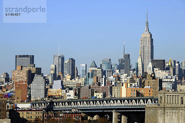 Blick von der Brooklyn Bridge auf Manhattan Bridge und Empire State Building  Manhattan  New York City  New York  USA  Vereinigte Staaten von Amerika  Nordamerika