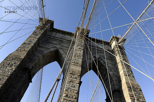 Brooklyn Bridge  Detail  Brückenpfeiler  Manhattan  New York City  New York  USA  Vereinigte Staaten von Amerika  Nordamerika