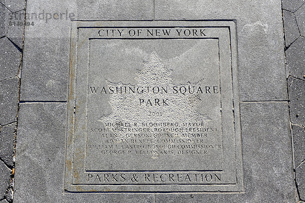 Gravierte Bodenplatte im Washington Square Park  Greenwich Village  Manhattan  New York City  New York  USA  Vereinigte Staaten von Amerika  Nordamerika
