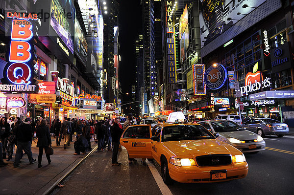 42nd Street  Times Square bei Nacht  Midtown Manhattan  New York City  New York  USA  Vereinigte Staaten von Amerika  Nordamerika