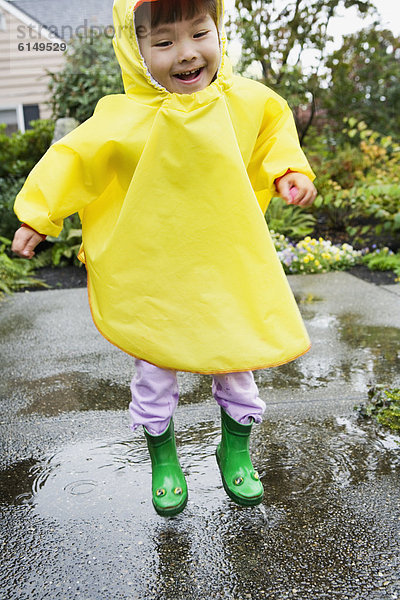 Regenmantel  Junge - Person  Stiefel  Regen  springen  jung  Gummi