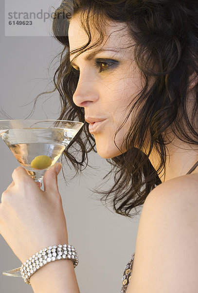 Frau drinking martini