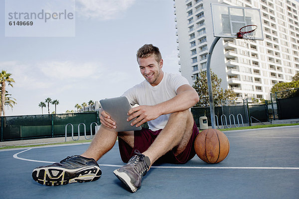 benutzen  Europäer  Mann  Basketball  Tablet PC  Gericht