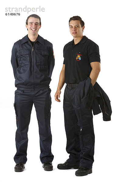 Feuerwehrmänner mit Dienstbekleidung  Uniform  die im Alltagsdienst getragen wird  Berufsfeuerwehr Essen  Essen  Nordrhein-Westfalen  Deutschland  Europa