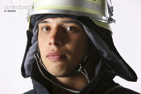 Feuerwehrmann mit Grundausstattung  Nomex Schutzkleidung  Schutzhelm mit Visier  Berufsfeuerwehr Essen  Essen  Nordrhein-Westfalen  Deutschland  Europa